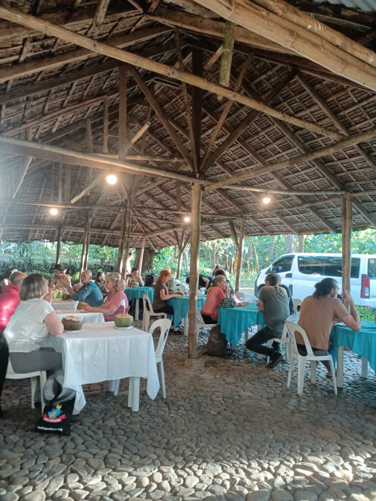 Repas de groupe pour les guérisseurs philippins