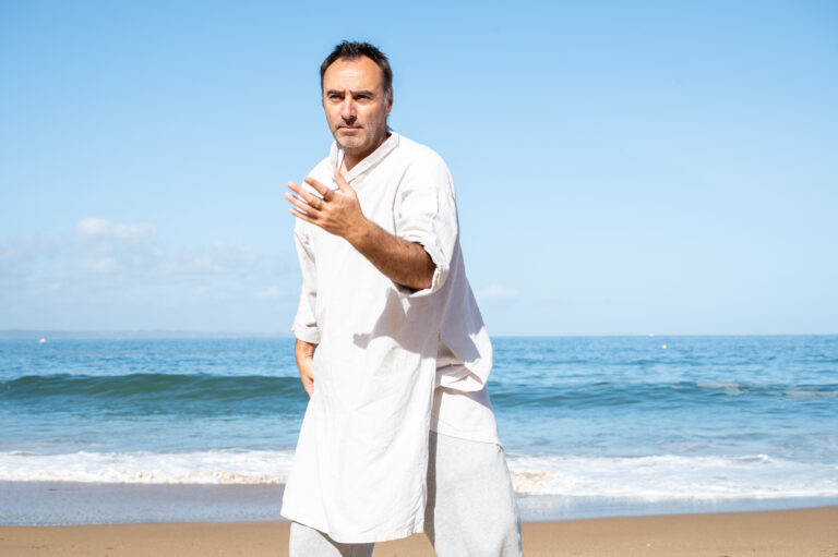 Photo de Gilles Lepicard durant une séance de Qi Gong sur la plage bretonne