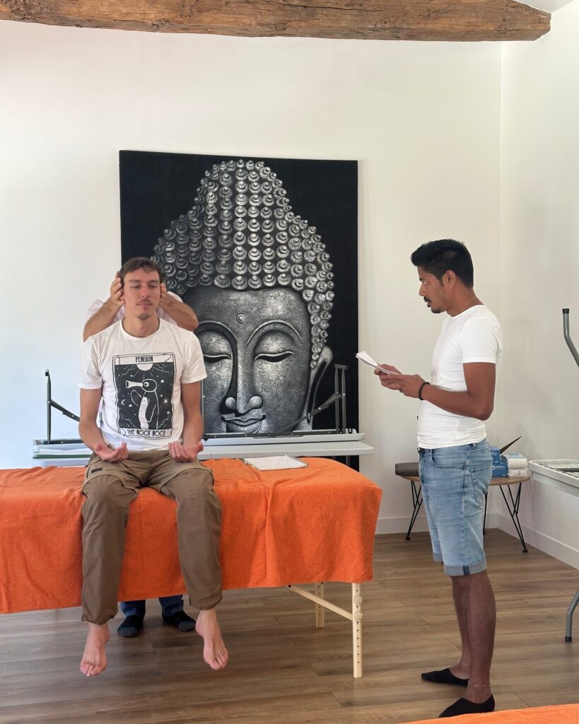 Démonstration de soins philippins devant une toile de Bouddha – Shizen Académie