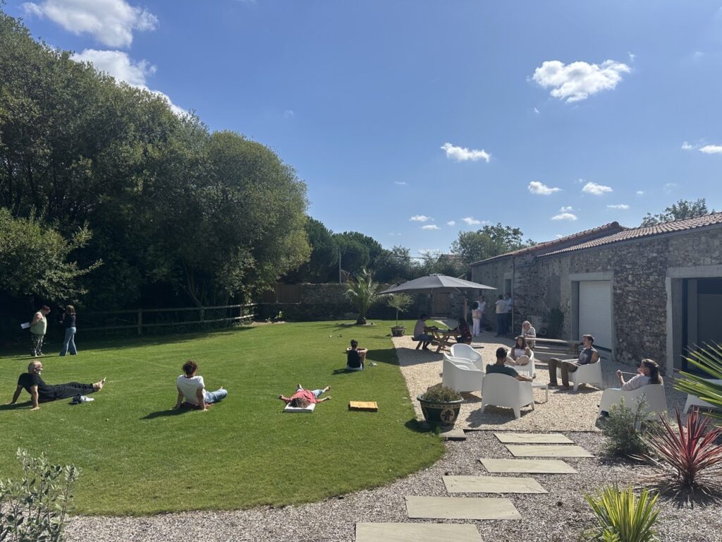 Pause en extérieur avec les participants – Shizen Académie