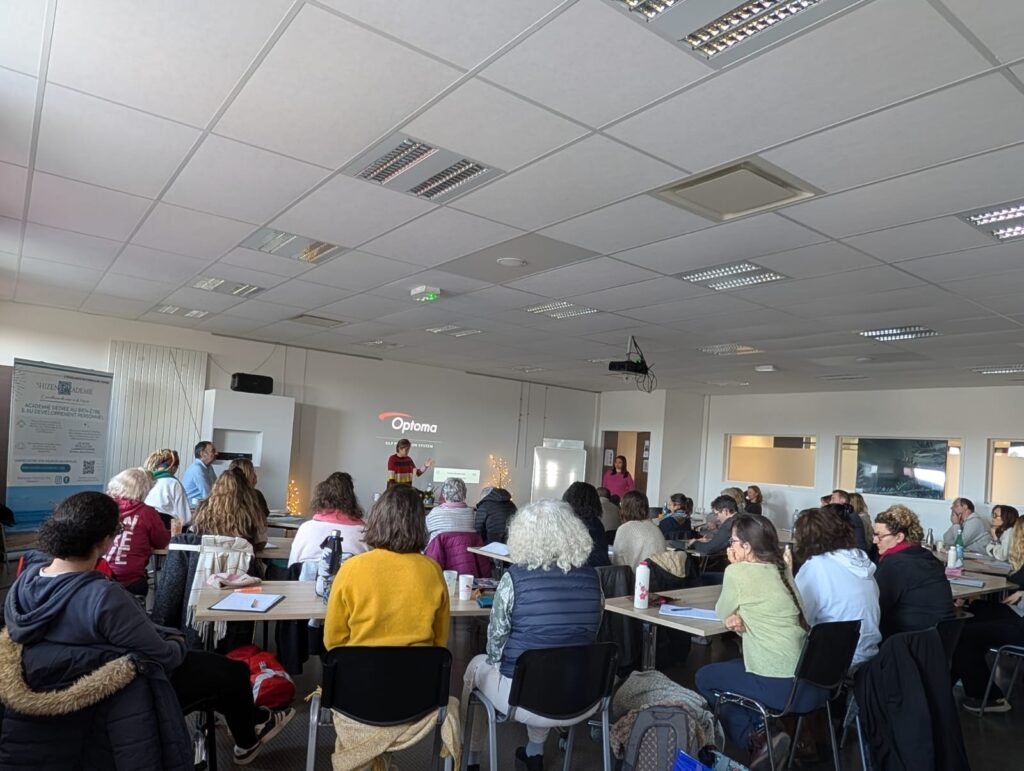 Formation guérisseurs philippins à Lannion – cours en salle pendant la session de février
